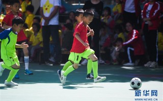 足球老师能带球踢吗，足球老师能带球踢吗知乎