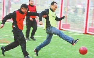 打篮球比踢足球挣钱吗，打篮球比踢足球挣钱吗知乎